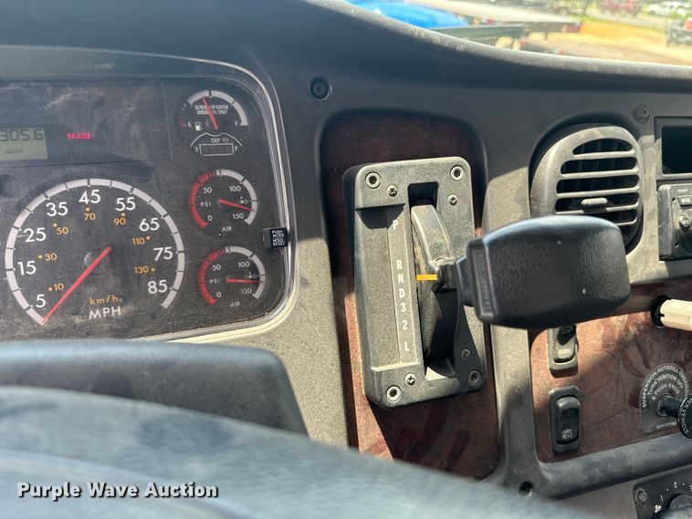 image for item EI4033 2013 Freightliner  flatbed truck