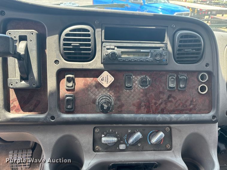 image for item EI4033 2013 Freightliner  flatbed truck