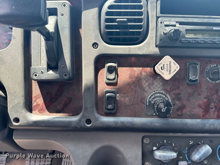 image for item EI4033 2013 Freightliner  flatbed truck