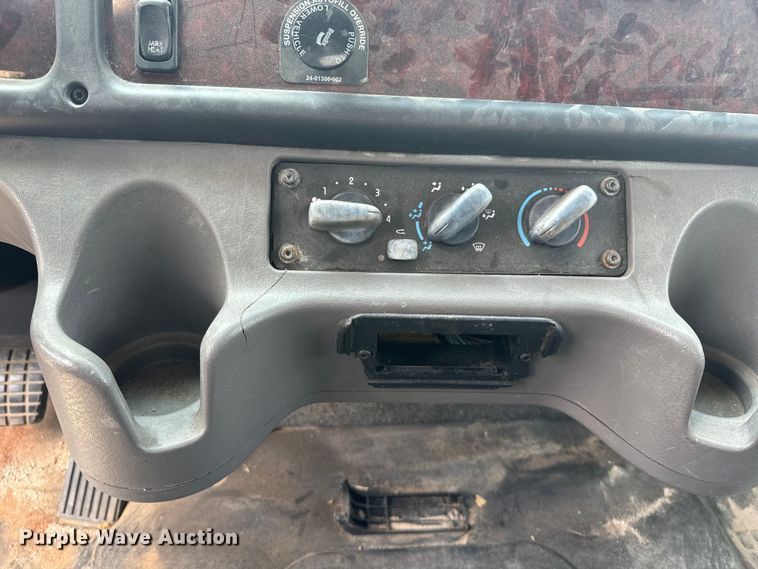 image for item EI4033 2013 Freightliner  flatbed truck