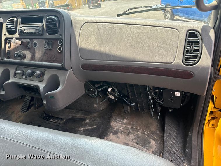 image for item EI4033 2013 Freightliner  flatbed truck