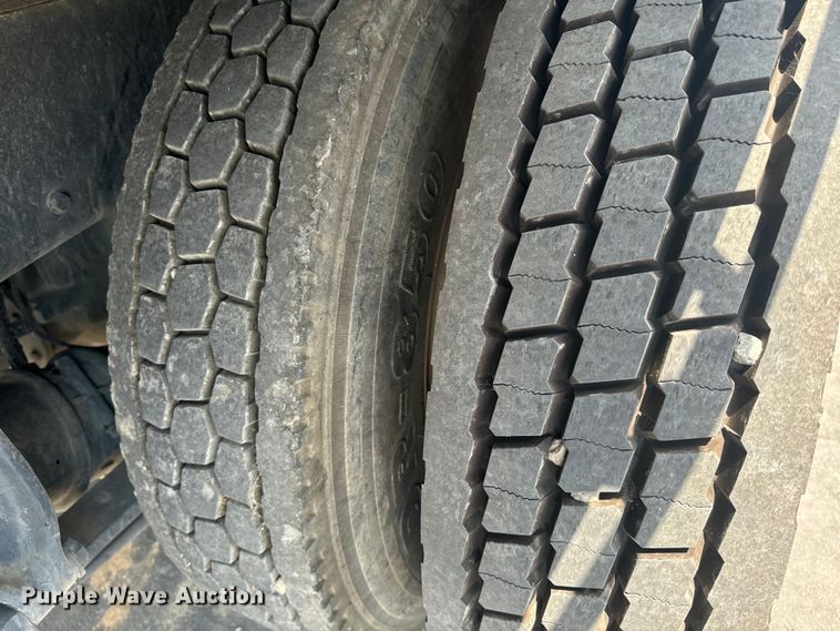 image for item EI4033 2013 Freightliner  flatbed truck