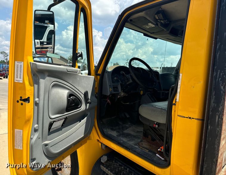 image for item EI4034 2007 International  flatbed truck