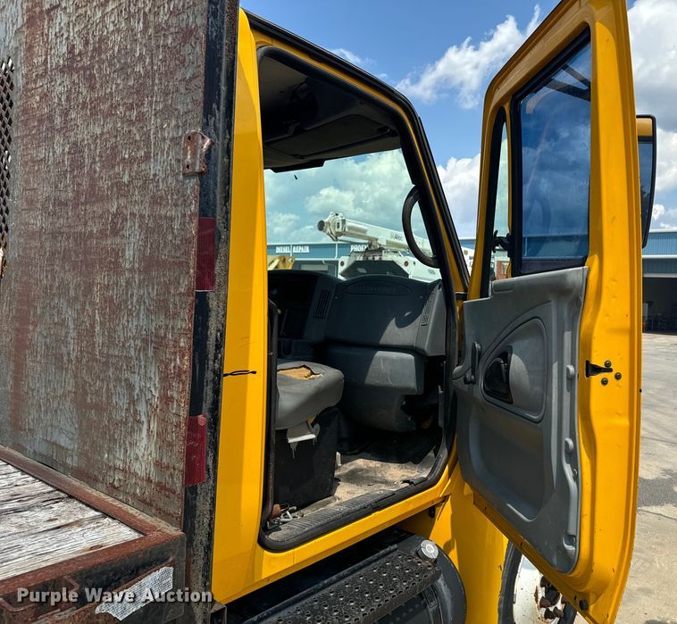 image for item EI4034 2007 International  flatbed truck