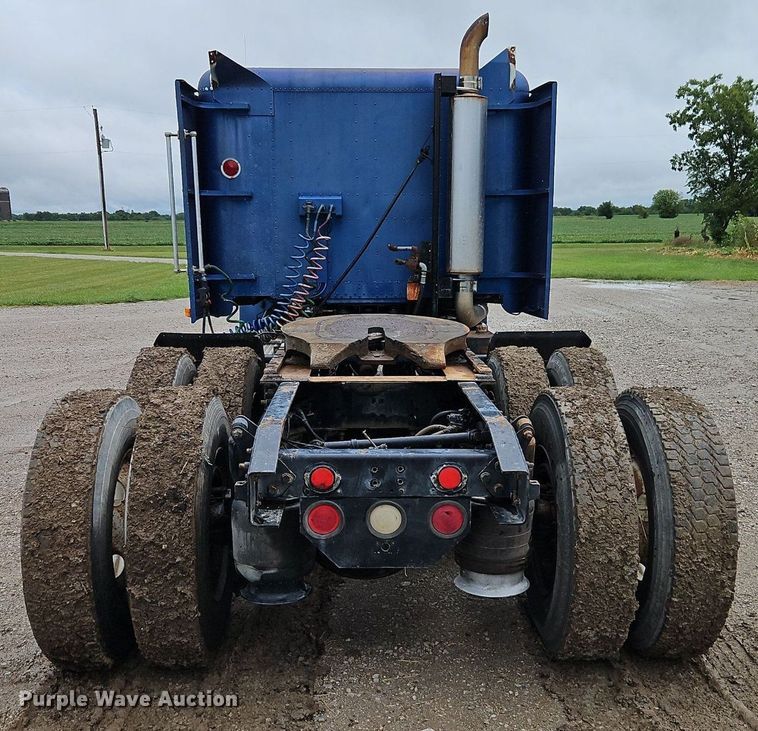 image for item EI8223 1997 Freightliner  FLD 120 semi truck