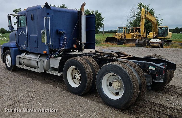 image for item EI8223 1997 Freightliner  FLD 120 semi truck