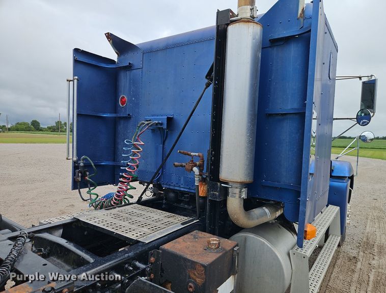 image for item EI8223 1997 Freightliner  FLD 120 semi truck