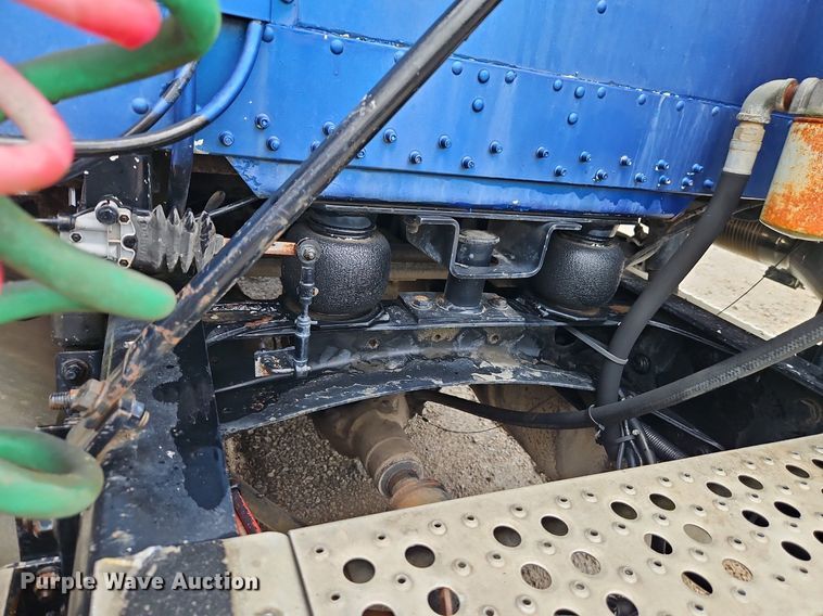 image for item EI8223 1997 Freightliner  FLD 120 semi truck