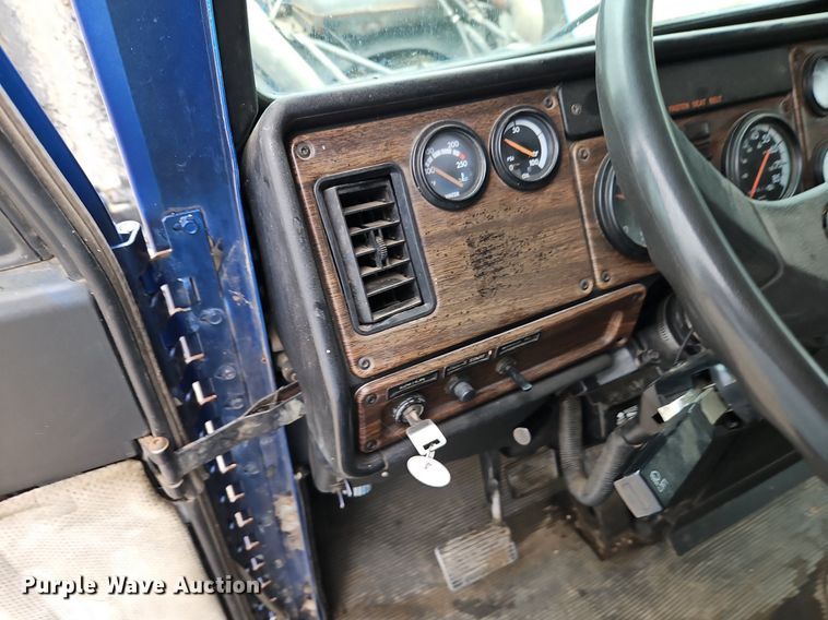 image for item EI8223 1997 Freightliner  FLD 120 semi truck