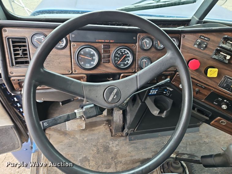 image for item EI8223 1997 Freightliner  FLD 120 semi truck