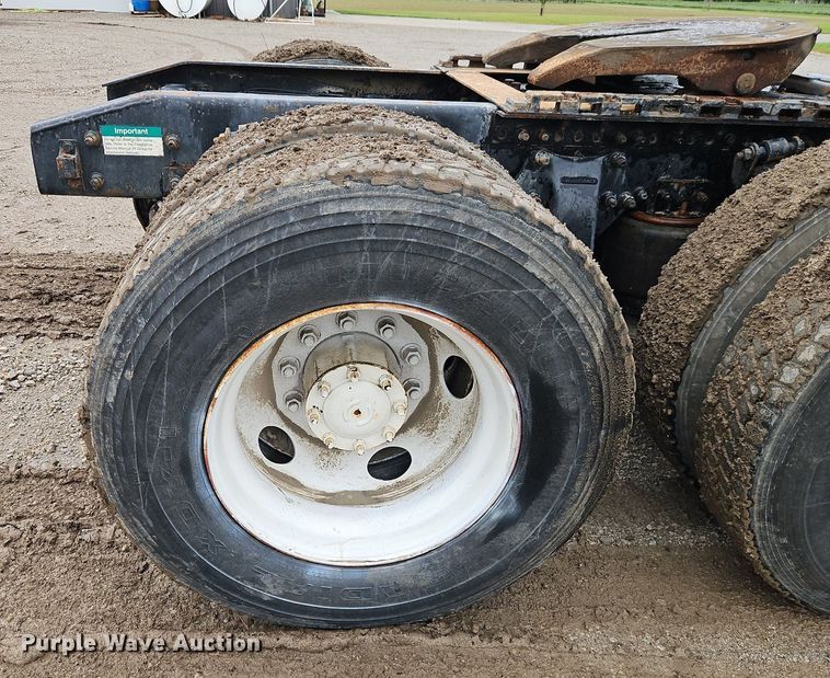 image for item EI8223 1997 Freightliner  FLD 120 semi truck