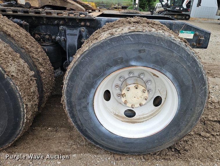 image for item EI8223 1997 Freightliner  FLD 120 semi truck