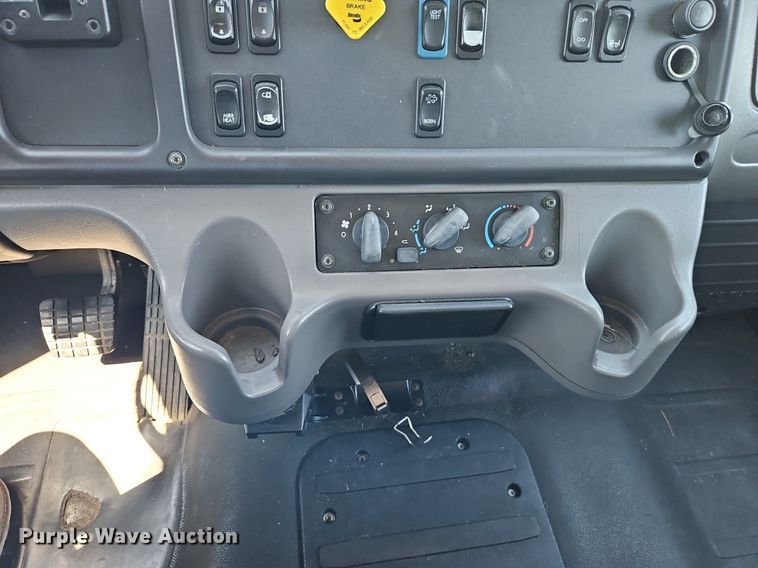 image for item EI8234 2015 Freightliner  M2 106 box truck