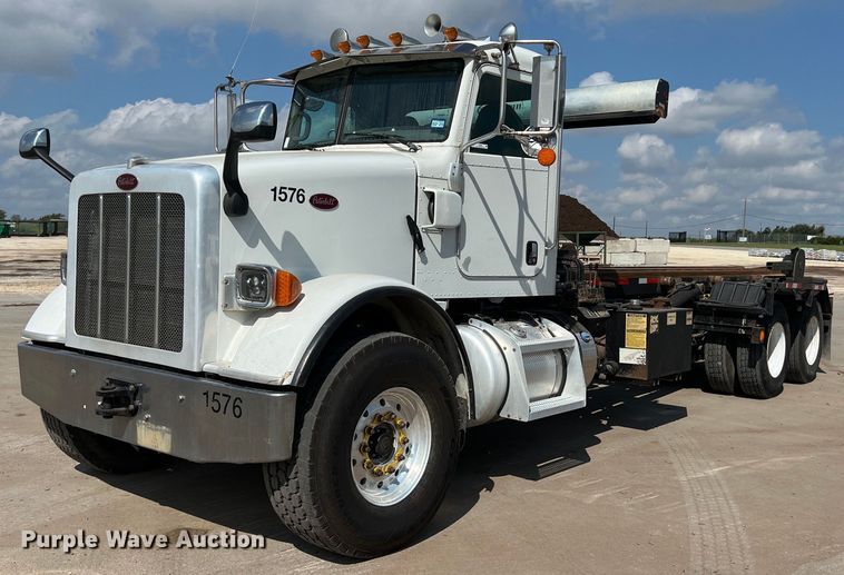 image for item EJ2862 2013 Peterbilt 365 roll-off container truck