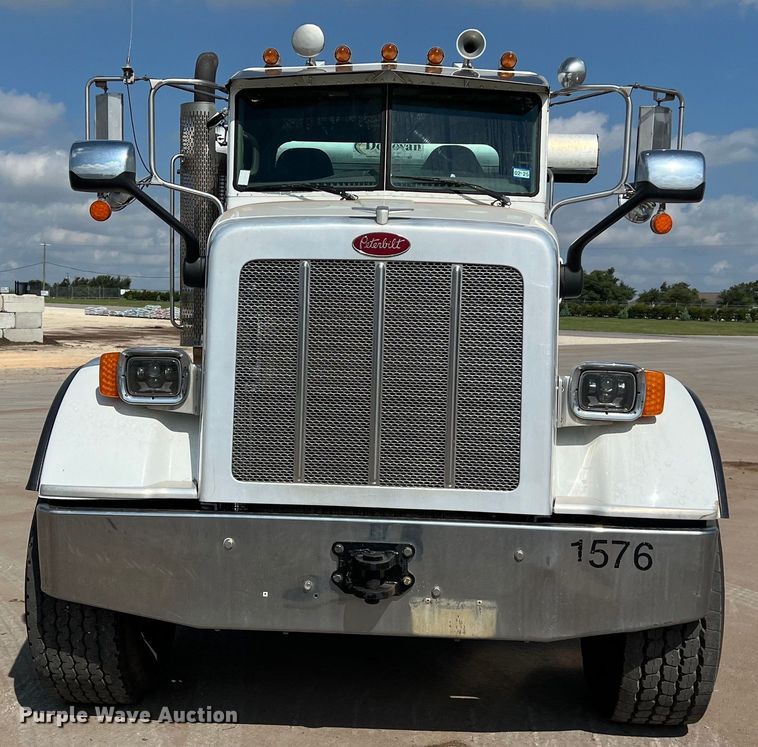 image for item EJ2862 2013 Peterbilt 365 roll-off container truck