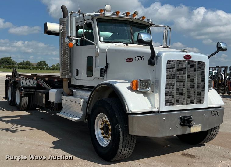 image for item EJ2862 2013 Peterbilt 365 roll-off container truck