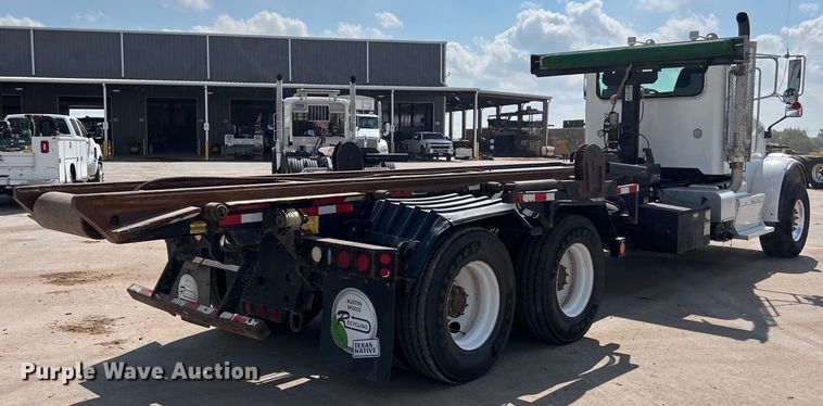 image for item EJ2862 2013 Peterbilt 365 roll-off container truck