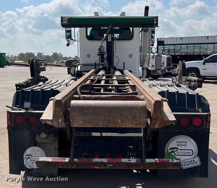 image for item EJ2862 2013 Peterbilt 365 roll-off container truck