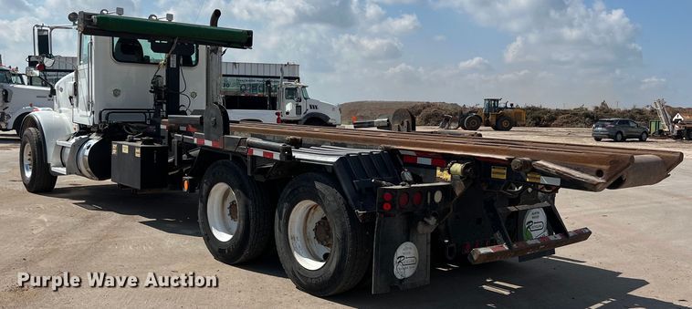image for item EJ2862 2013 Peterbilt 365 roll-off container truck