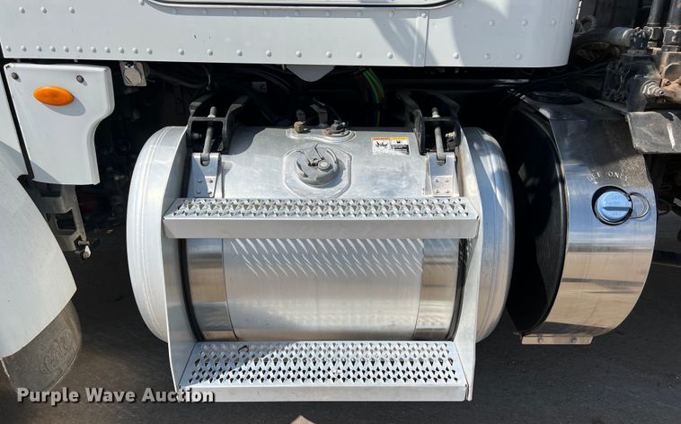 image for item EJ2862 2013 Peterbilt 365 roll-off container truck