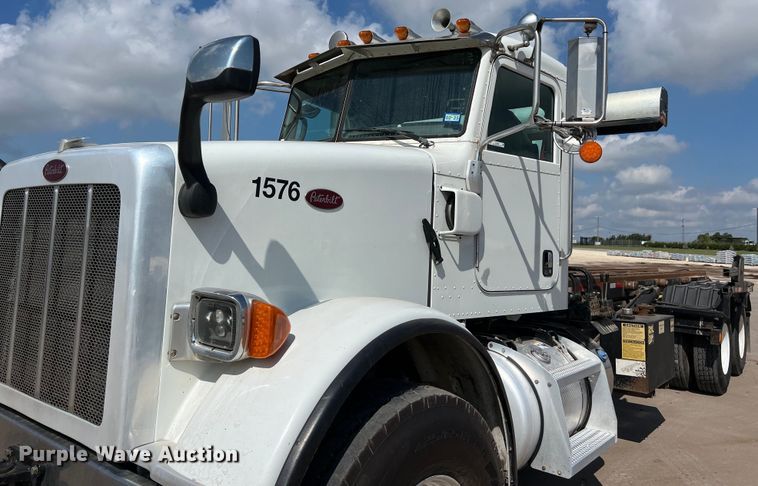 image for item EJ2862 2013 Peterbilt 365 roll-off container truck