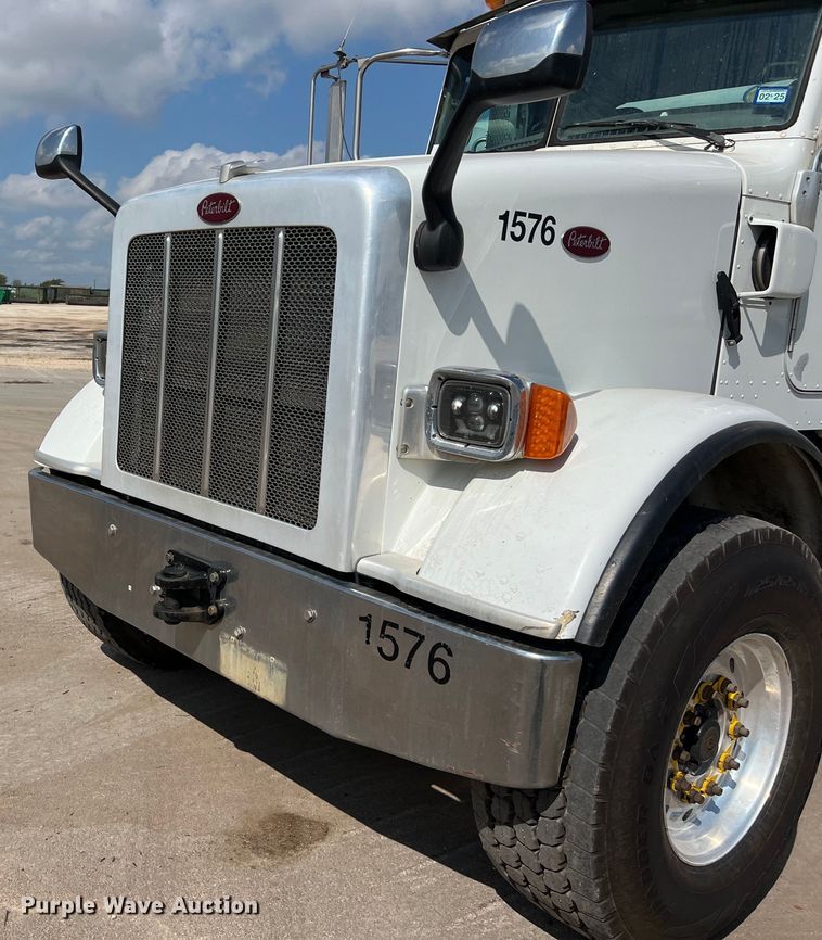 image for item EJ2862 2013 Peterbilt 365 roll-off container truck