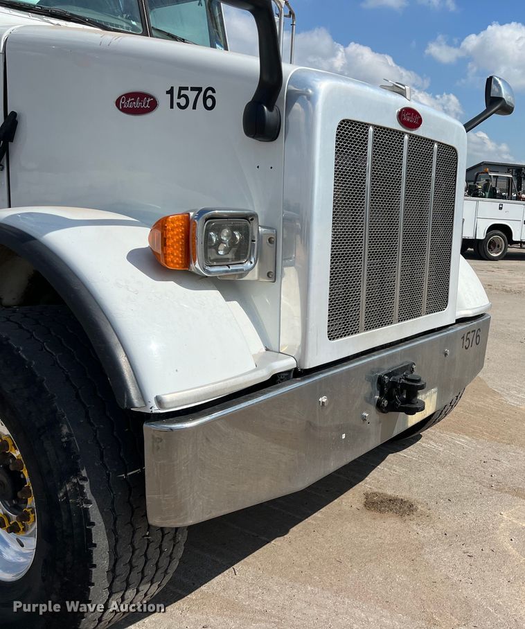 image for item EJ2862 2013 Peterbilt 365 roll-off container truck