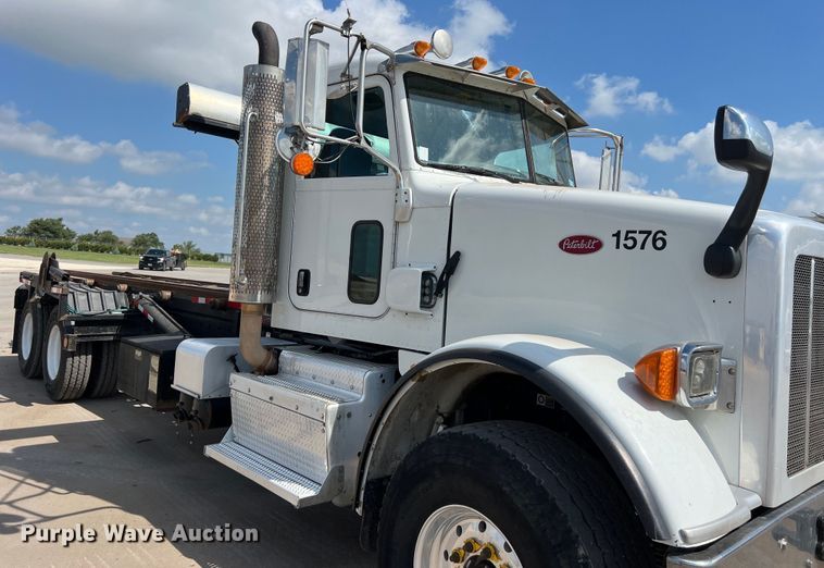 image for item EJ2862 2013 Peterbilt 365 roll-off container truck