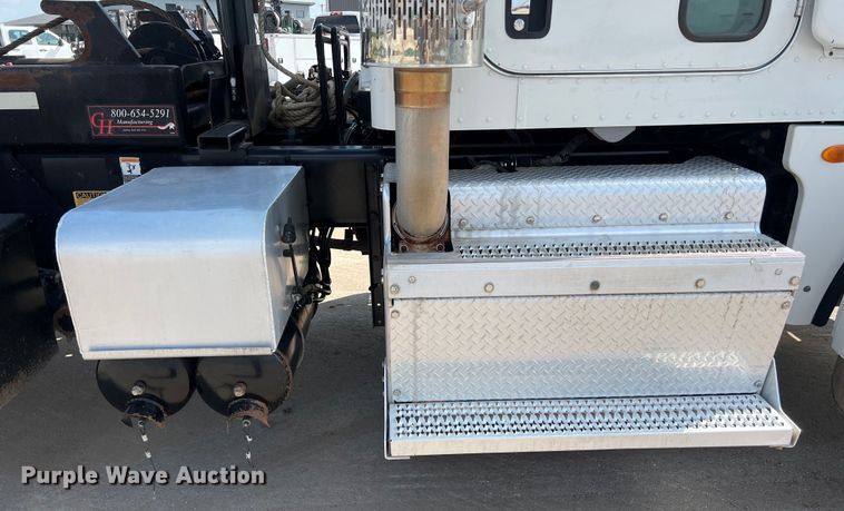 image for item EJ2862 2013 Peterbilt 365 roll-off container truck