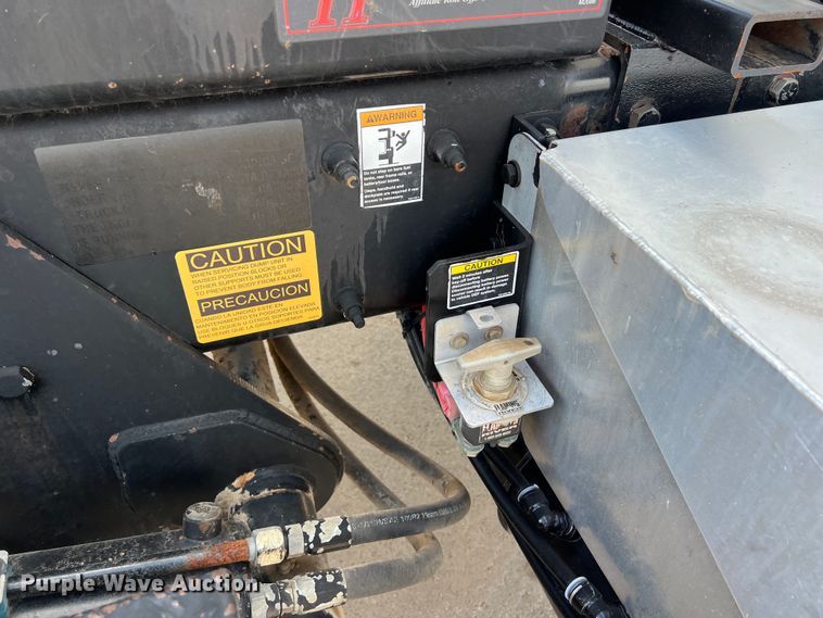 image for item EJ2862 2013 Peterbilt 365 roll-off container truck