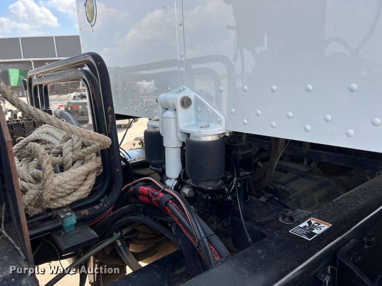 image for item EJ2862 2013 Peterbilt 365 roll-off container truck