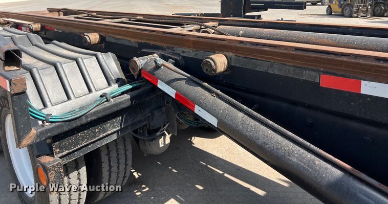 image for item EJ2862 2013 Peterbilt 365 roll-off container truck