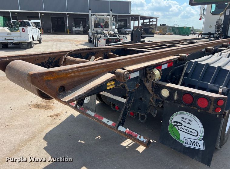 image for item EJ2862 2013 Peterbilt 365 roll-off container truck