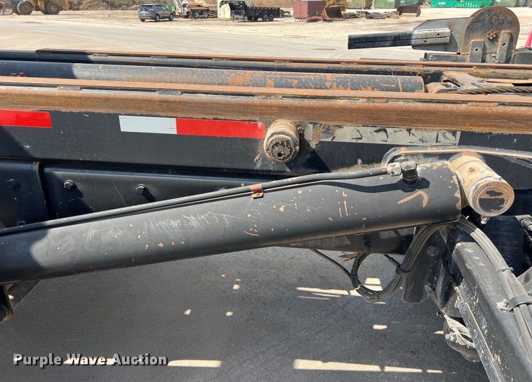 image for item EJ2862 2013 Peterbilt 365 roll-off container truck