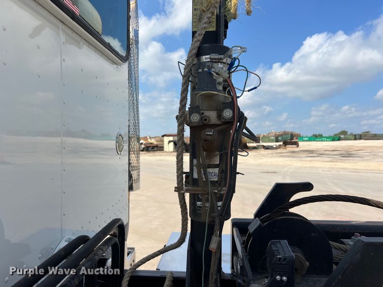 image for item EJ2862 2013 Peterbilt 365 roll-off container truck