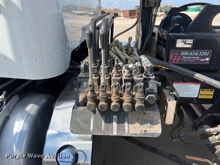 image for item EJ2862 2013 Peterbilt 365 roll-off container truck