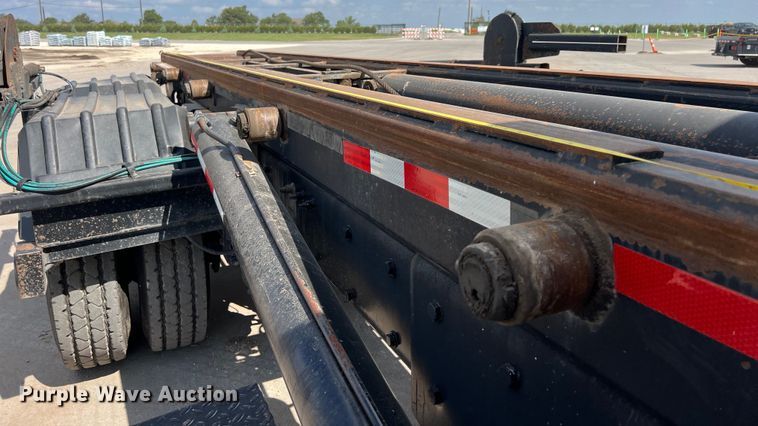 image for item EJ2862 2013 Peterbilt 365 roll-off container truck