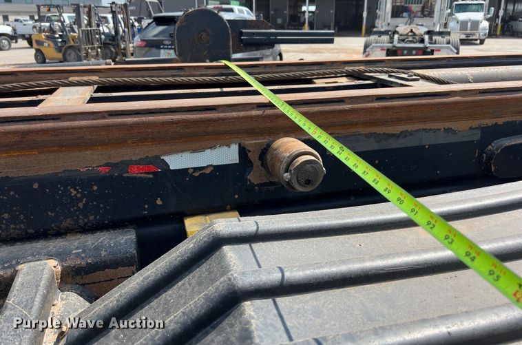 image for item EJ2862 2013 Peterbilt 365 roll-off container truck