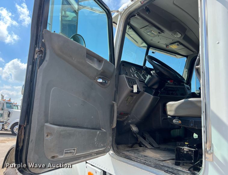 image for item EJ2862 2013 Peterbilt 365 roll-off container truck