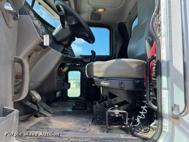 image for item EJ2862 2013 Peterbilt 365 roll-off container truck