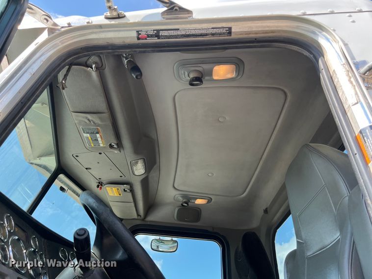 image for item EJ2862 2013 Peterbilt 365 roll-off container truck