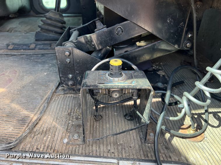 image for item EJ2862 2013 Peterbilt 365 roll-off container truck