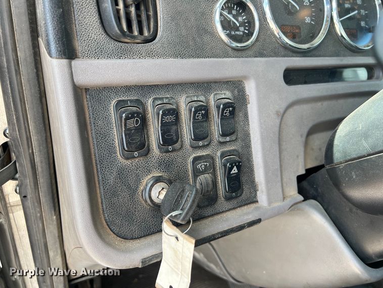 image for item EJ2862 2013 Peterbilt 365 roll-off container truck