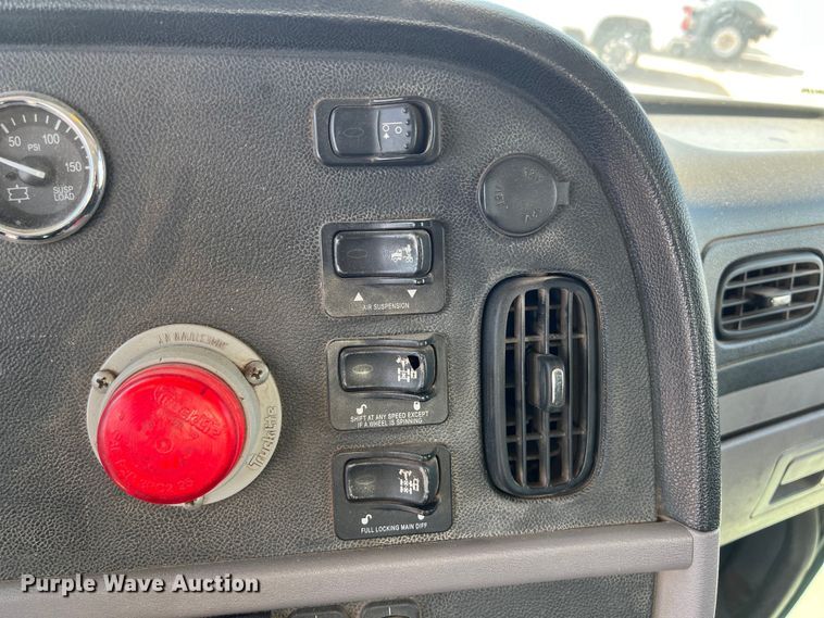 image for item EJ2862 2013 Peterbilt 365 roll-off container truck