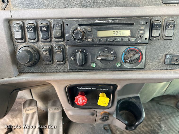 image for item EJ2862 2013 Peterbilt 365 roll-off container truck