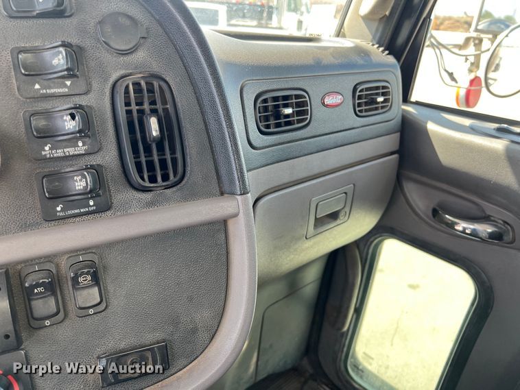 image for item EJ2862 2013 Peterbilt 365 roll-off container truck