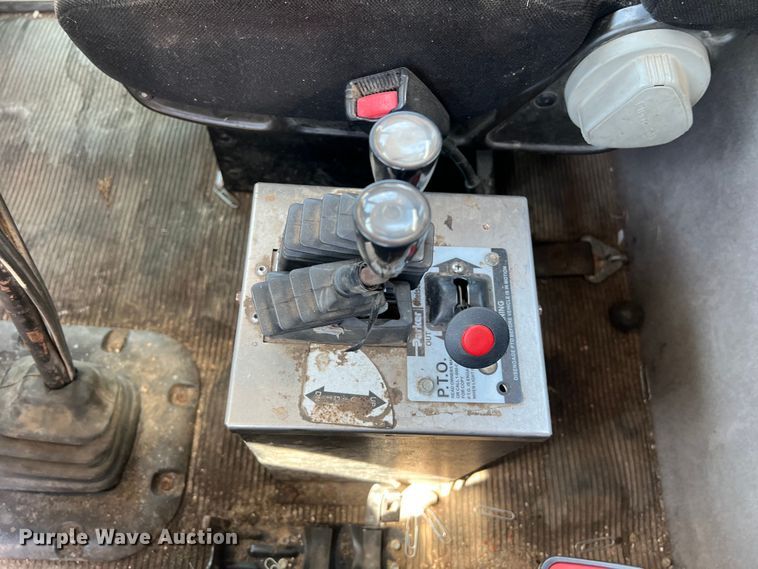 image for item EJ2862 2013 Peterbilt 365 roll-off container truck