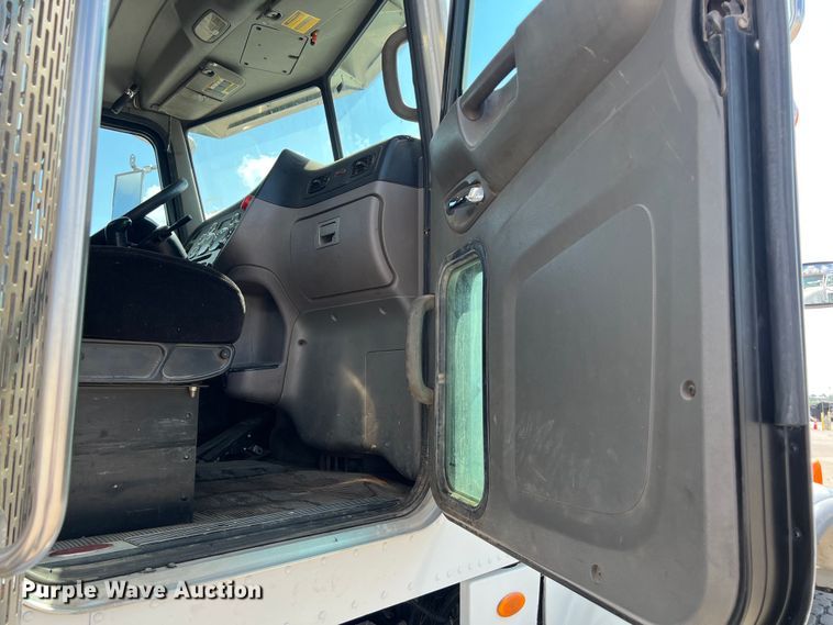 image for item EJ2862 2013 Peterbilt 365 roll-off container truck