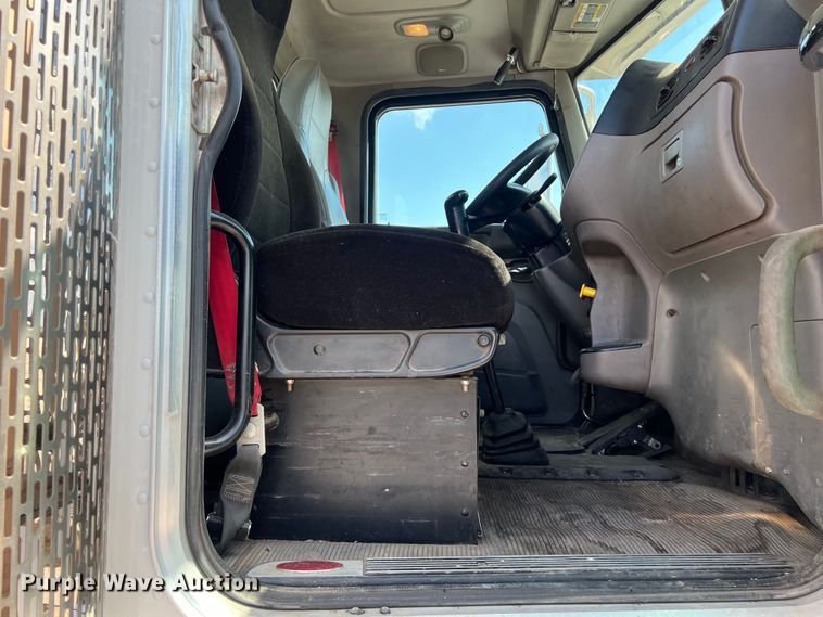 image for item EJ2862 2013 Peterbilt 365 roll-off container truck