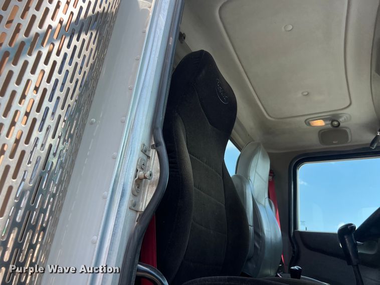 image for item EJ2862 2013 Peterbilt 365 roll-off container truck